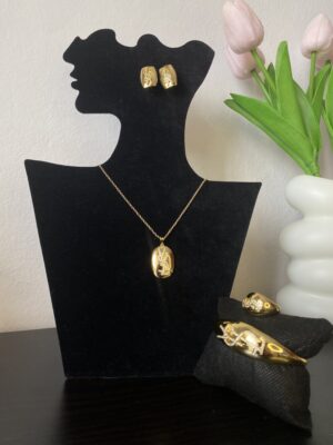 Conjunto de joyería dorada con diseño moderno